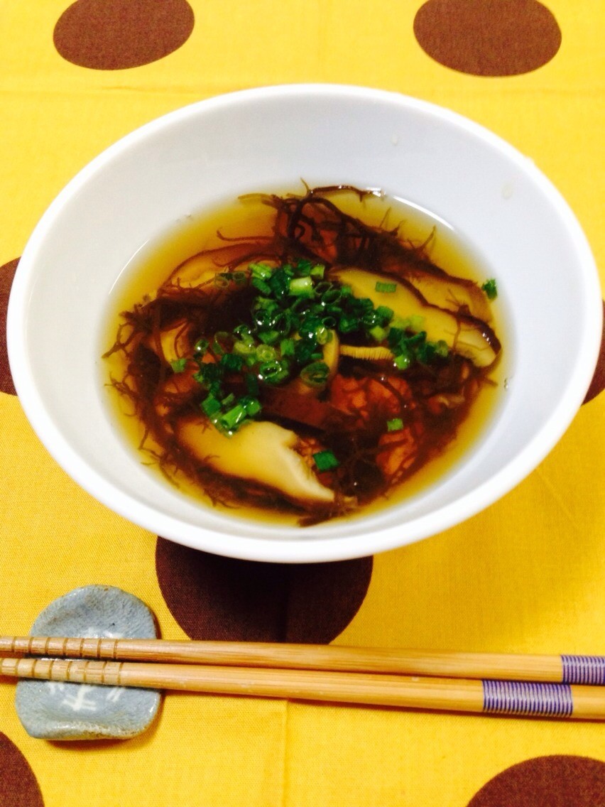 どんこ(乾しいたけ)出汁と黒酢のスープの画像