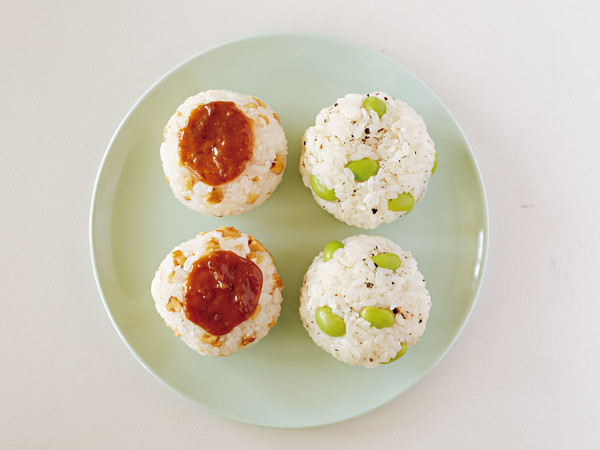 枝豆チーズおにぎり(写真右)