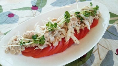 トマトのツナマヨ玉ねぎのせサラダの写真