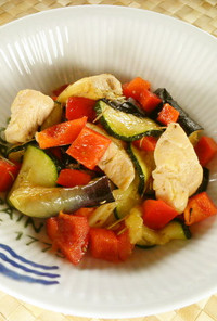 夏野菜とチキンのカラフルホットサラダ