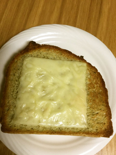 よもぎと黒胡椒入り食パンのチーズトーストの写真