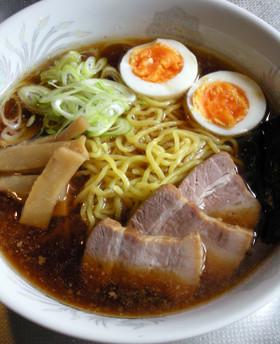 簡単手作りスープと焼豚の醤油ラーメン