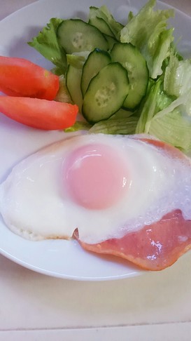 目玉焼きもいいけど ハムエッグ☆
