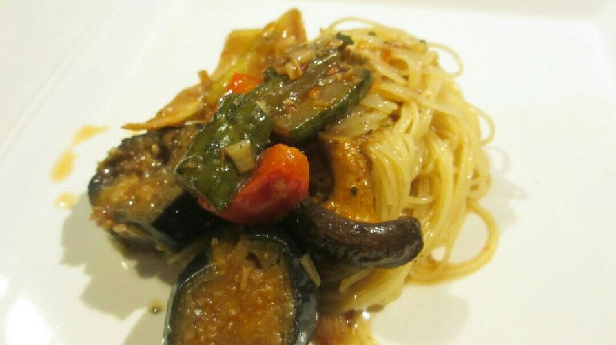 冷製麺に夏野菜の中華風味ラタトゥイユ載せの画像
