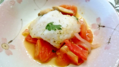 白身魚のトマトワイン蒸しの写真