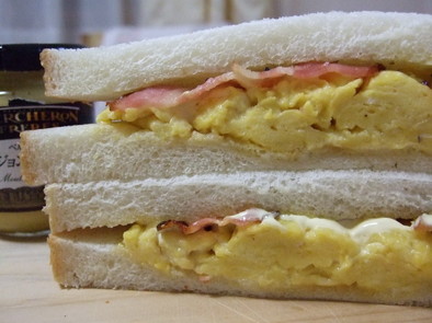 甘いスクランブルエッグのサンドイッチの写真