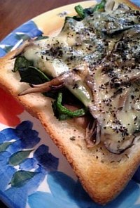 ほうれん草ｔｏ舞茸のチーズトースト