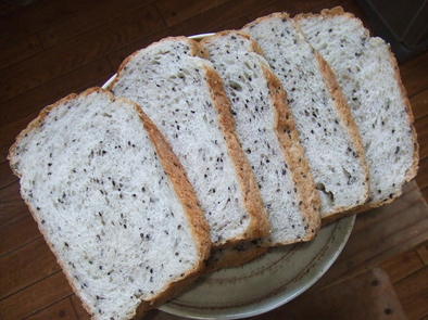 いり黒ごま食パン〜HBで。香ばしいよ♪〜の写真