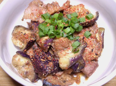 鯖の味噌煮缶と豚肉と茄子の炒め物の写真
