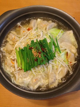 超簡単で美味しい!塩餃子鍋【もつ鍋風】