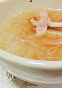 ベーコン と シイタケ の 春雨スープ