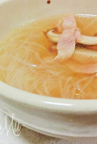 ベーコン と シイタケ の 春雨スープ
