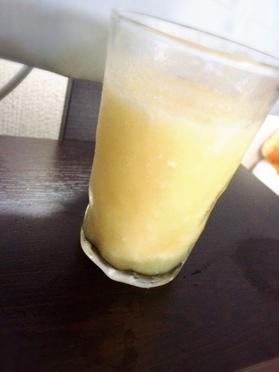 朝の健康パイナップルジュースの写真