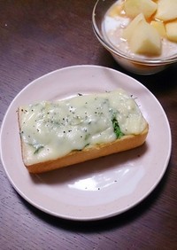 イタリアンパセリたっぷり☆チーズトースト
