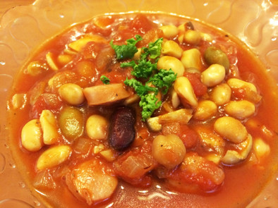 きのこと豆の食べるトマトスープの写真