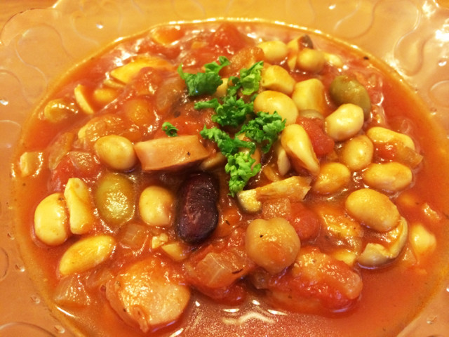 きのこと豆の食べるトマトスープの画像