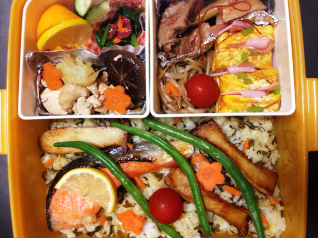 水炊きと☆焼き鮭＊高菜チャーハンのお弁当の画像