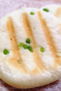 夏のおつまみにも♡枝豆チーズ平焼きパン