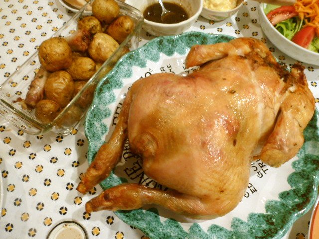 ピラフ入りオーブンで丸鶏のローストチキンの画像