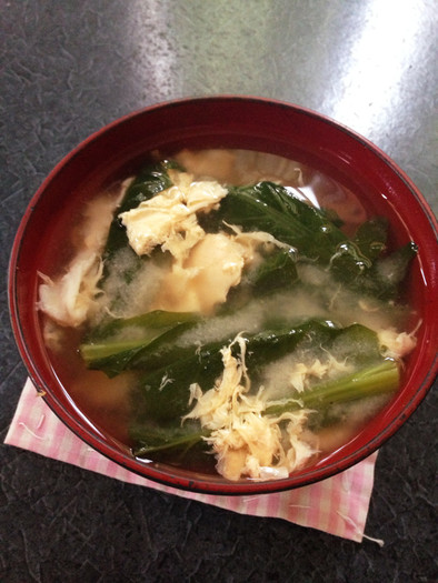 小松菜と卵の味噌汁の写真
