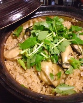 牡蠣の旨味たっぷり♪土鍋で牡蠣ご飯
