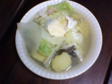 鱈とジャガ芋と白菜のカマンベール鍋の写真
