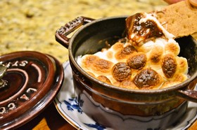 チョコとマシュマロで簡単スモアディップ!