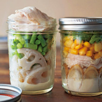 れんこんと鶏肉のサラダ(写真左)