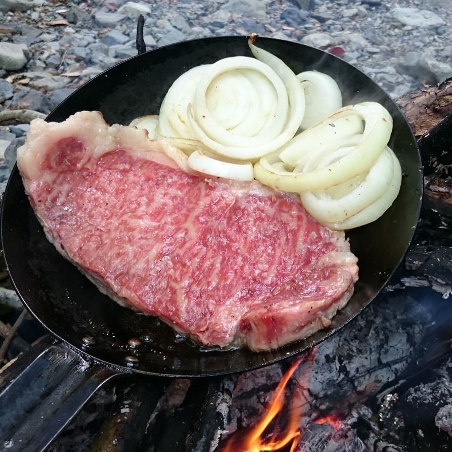 ワイルドにステーキを焼く方法。の画像