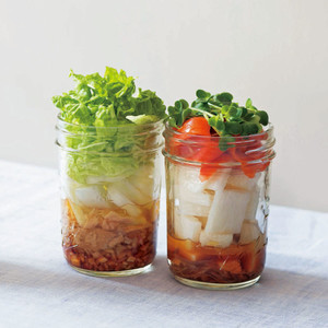 白菜とツナの柚子サラダ(写真左)