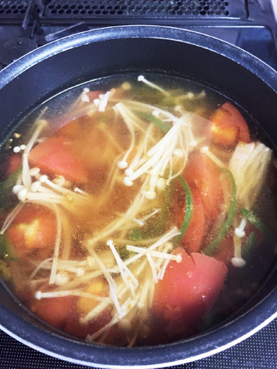 トマトと野菜のコンソメスープの写真
