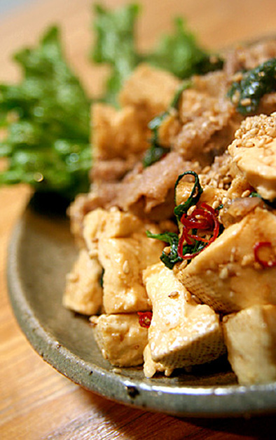 豆腐と豚肉のピリ辛大葉炒めの写真