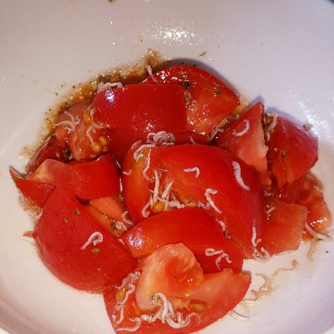 トマトとシラスの亜麻仁油サラダ