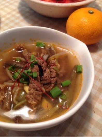 韓国風牛肉とゼンマイのスープの写真