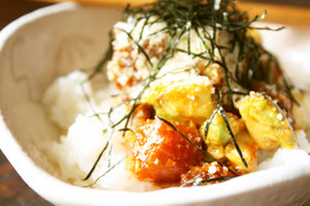 初鰹のピリ辛ポキ丼