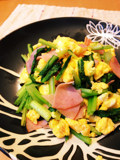 簡単一品♡小松菜とハムと卵の炒め物の写真