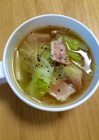 旨味たっぷり♡キャベ玉ベーコンのスープ♡