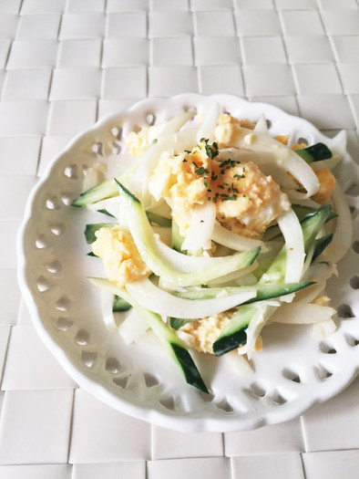 簡単！新玉ねぎと卵のマヨポン酢サラダ。の写真