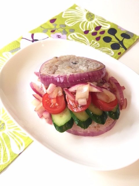 紫玉ねぎと夏野菜のベジライスバーガーの画像