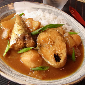 骨まで食べるサバカレー