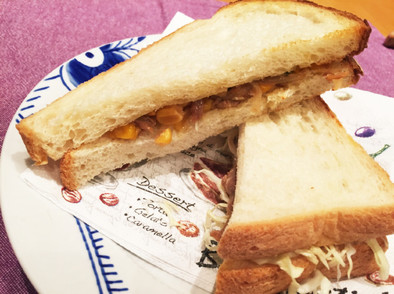 ツナとコーンのサンドイッチの写真