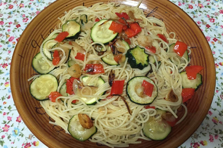 ズッキーニとパプリカの塩パスタ レシピ 作り方 By ラクラクダ クックパッド 簡単おいしいみんなのレシピが352万品