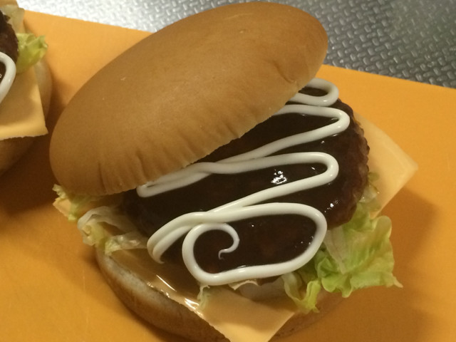 吉田のBBQソース使用！ハンバーガーの画像