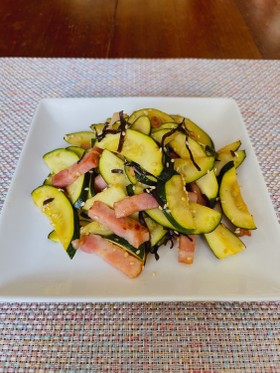 ズッキーニとベーコン塩昆布炒め。お弁当に