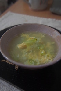 玉葱とレタスの卵スープ