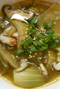 チンゲン菜と　セロリの　ピリ辛中華スープ