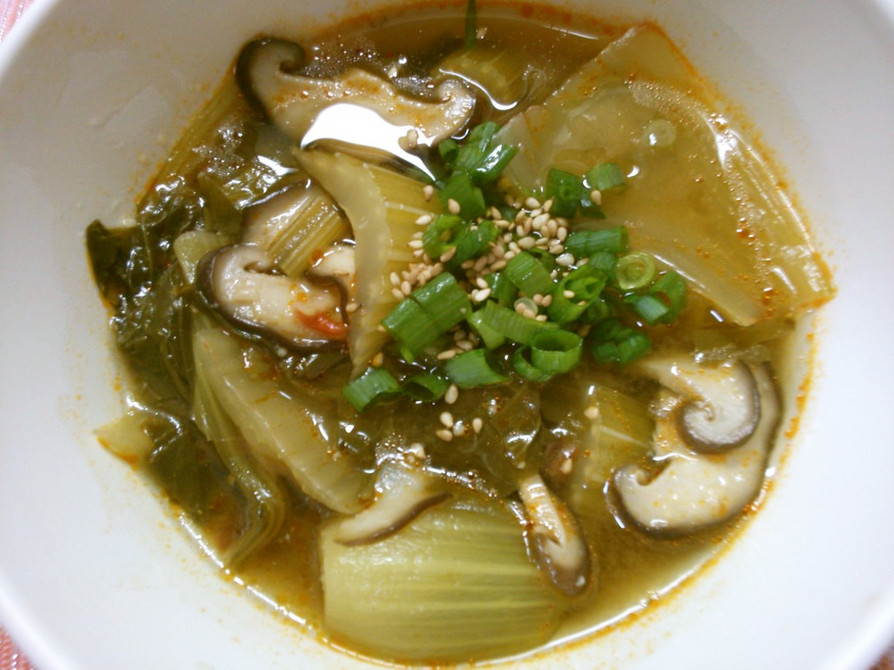 チンゲン菜と　セロリの　ピリ辛中華スープの画像