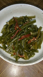 茎ワカメのきんぴら梅味の写真