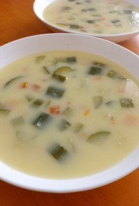 ズッキーニ、人参、トウモロコシのスープ