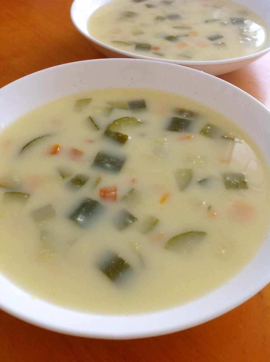 ズッキーニ、人参、トウモロコシのスープの画像